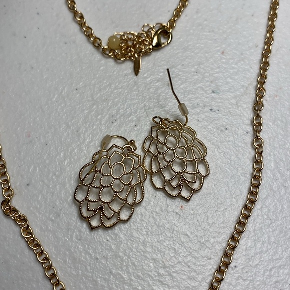 Avon Gold Tone Filigree Necklace and  Pierced Earrings Set - Picture 8 of 8